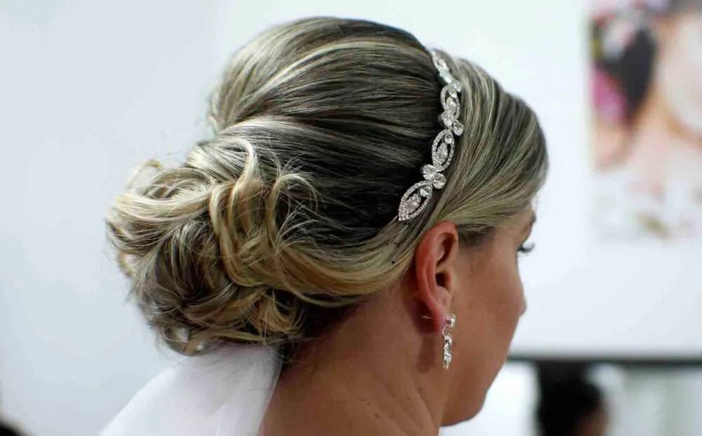 Penteado com tiara personalizado