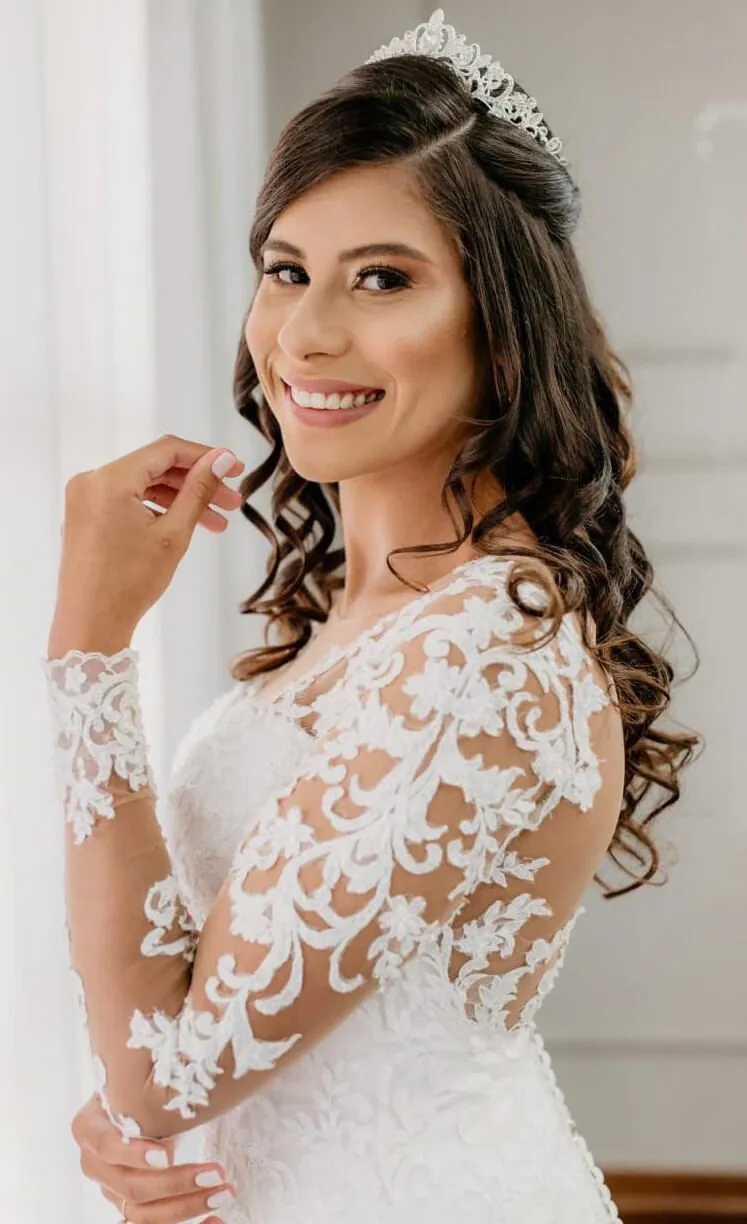 Noiva em frente à janela com penteado preso em Nuovi Capelli