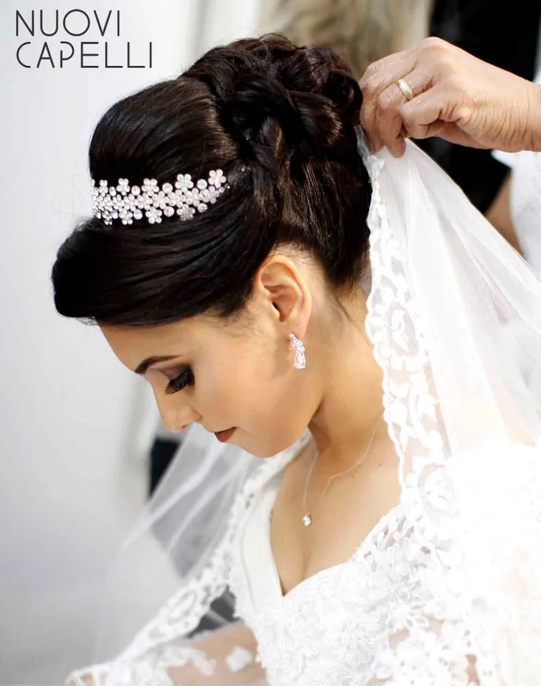 Penteado trançado para madrinha com véu