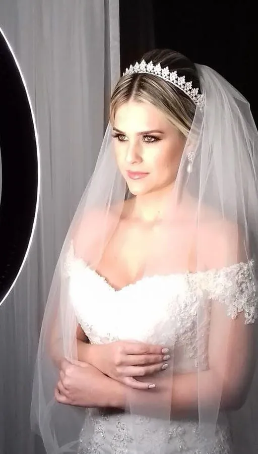 Noiva com véu e tiara do pacote Jasmin