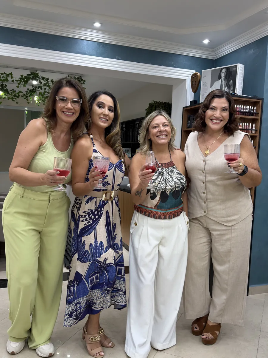 A equipe da Nuovi Capelli reunida no salão, brindando